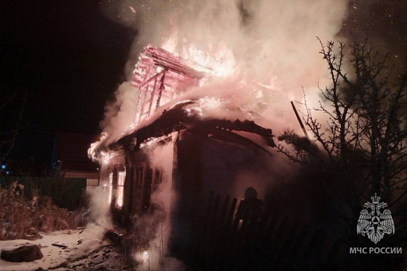 Нежилой дом подожгли в Родниках на Запрудной